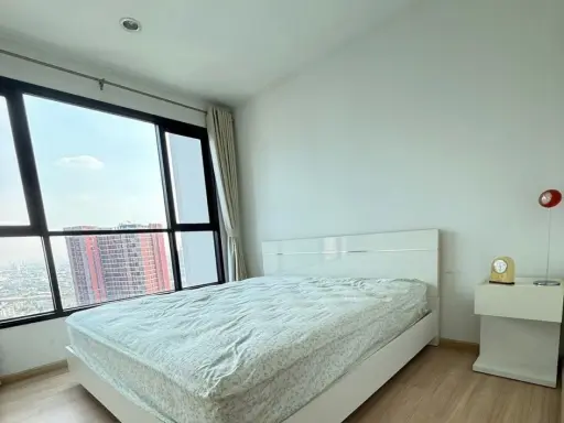 Selling a great unit at The Base Rama 9–Ramkhamhaeng. High floor, beautiful unblocked view. What are you waiting for? images