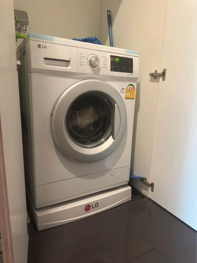 For rent, Via 31, a room decorated in a simple, elegant way, a Buit-In kitchen set, very beautiful, a clean room, comfortable to the eye. If intereste