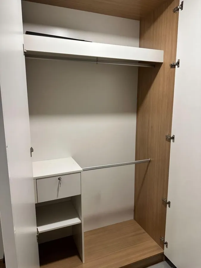 For rent / sale, Pround III condo, white tone room, tender price, comes with good electrical appliances.