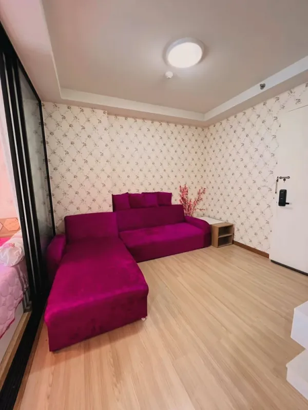 ขาย เช่า J Condo Sathorn-Kallaprapruk ห้องน่าอยู่ ติดวอลเปเปอร์อย่างดี มาพร้อมโซฟาสีชมพูตัวใหญ่น่านั่ง จองเลย