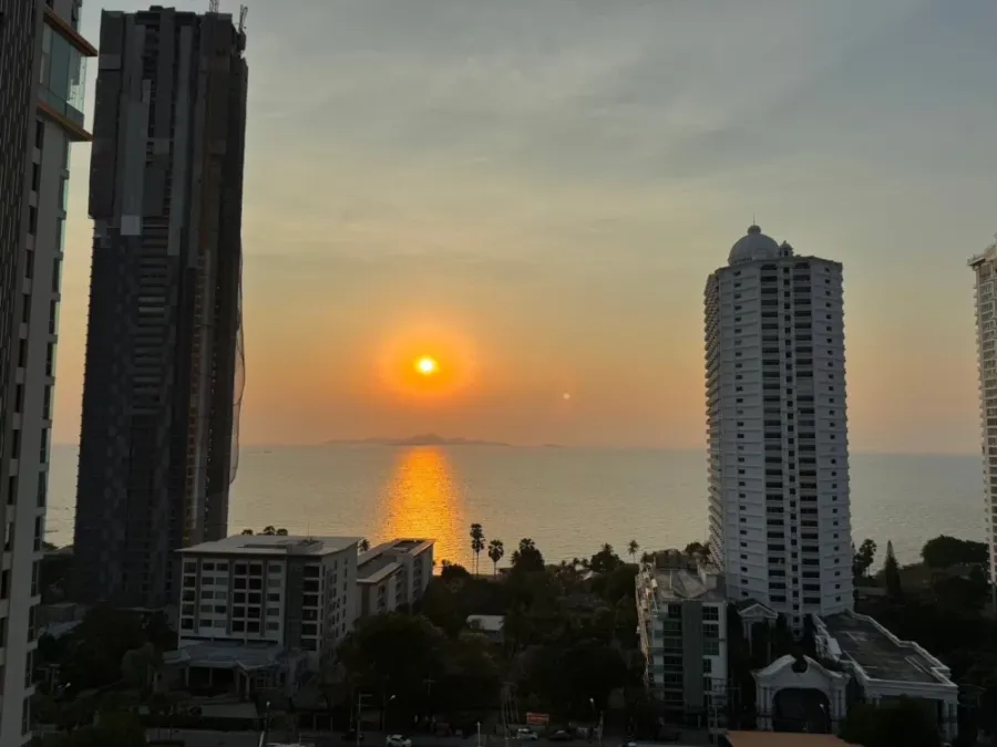 For rent: The Riviera Wong Amat Beach, a lovely room, beautifully decorated, excellent built-in furniture, sea view, reserve now!