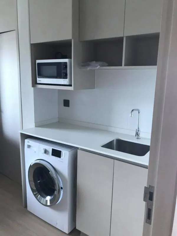 Lumpini Suite for rent, Phetchaburi-Makkasan, 1 bed, big screen TV, lie down and watch netflix chilling, don't let it slip away.