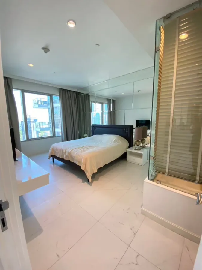 For rent: 185 Rajadamri. Spacious and comfortable room. Fully furnished. Book now!