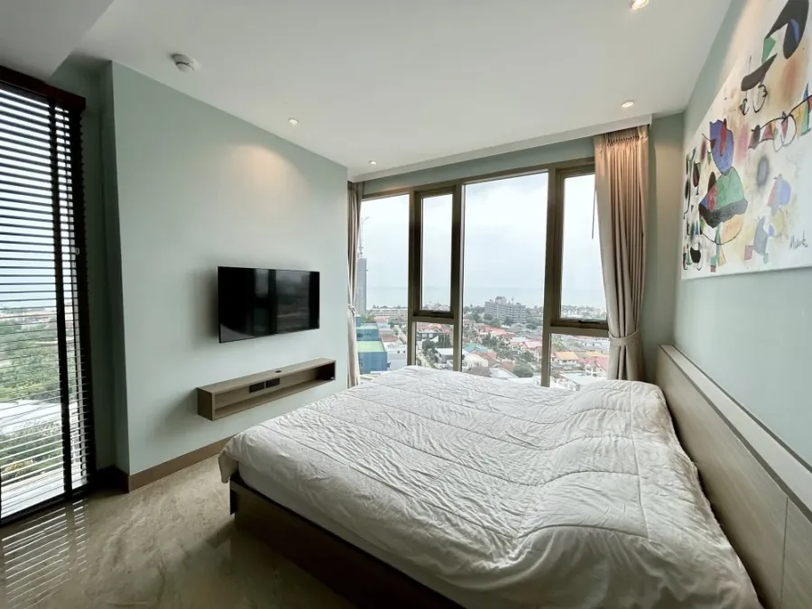 For rent: The Riviera Ocean Drive, spacious room with plenty of usable space, comes with a private Jacuzzi on the balcony, great location, book now!
