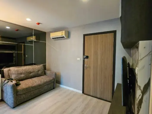 For sale: Metro Luxe Rama 4, fully-built-in throughout the room, plus awesome wallpaper. You can't miss out on booking it.