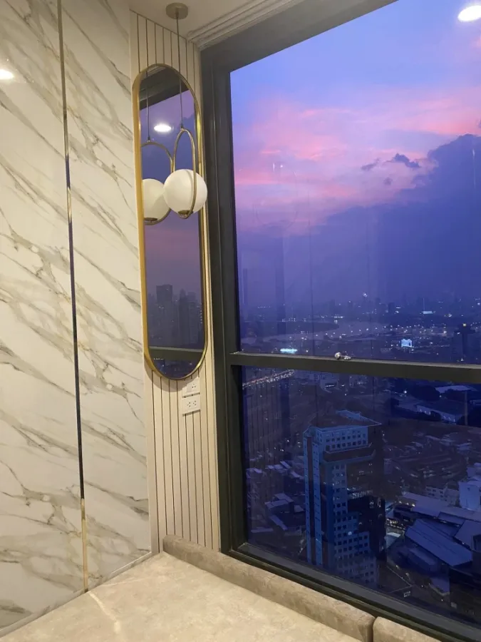 For rent OKA HAUS Sukhumvit 36, 47th floor, very high, with a beautiful city view and river view, beautifully decorated with excellent built-ins, don'