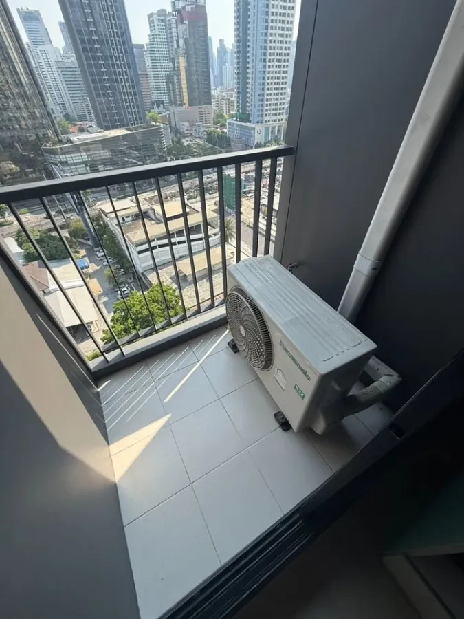 ให้เช่า Life Asoke ห้องชั้น 18 ติดวอลเปเปอร์อย่างดี เฟอร์นิเจอร์ครบครัน หิ้วกระเป๋าเข้าอยู่ได้เลยจ้า