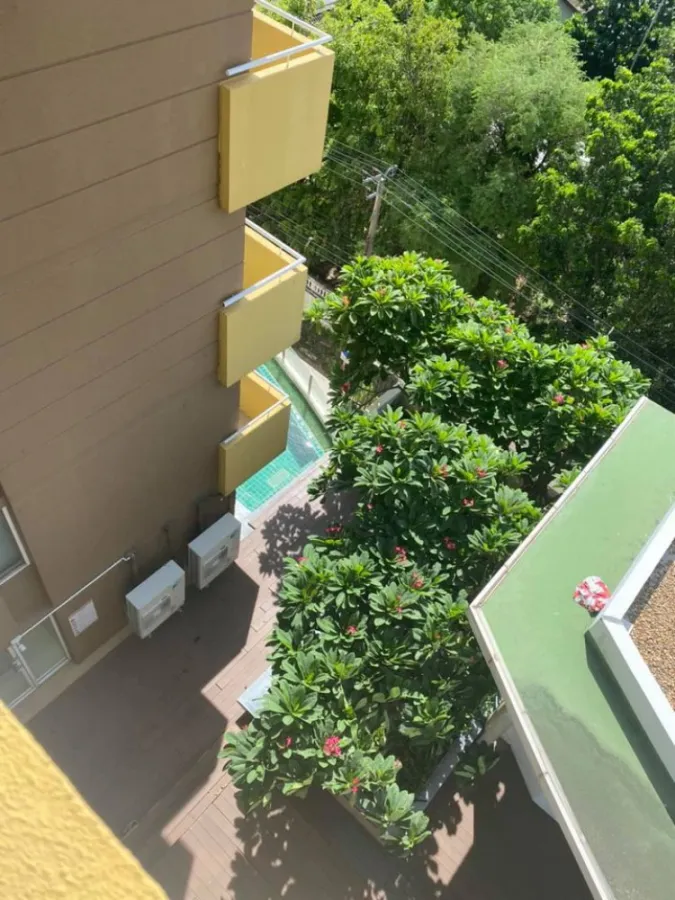 Urgent sale, M Society condo, 1 bedroom, 1 bathroom, size 31 sq.m., has a balcony, fully furnished. Book now, you won't be disappointed.