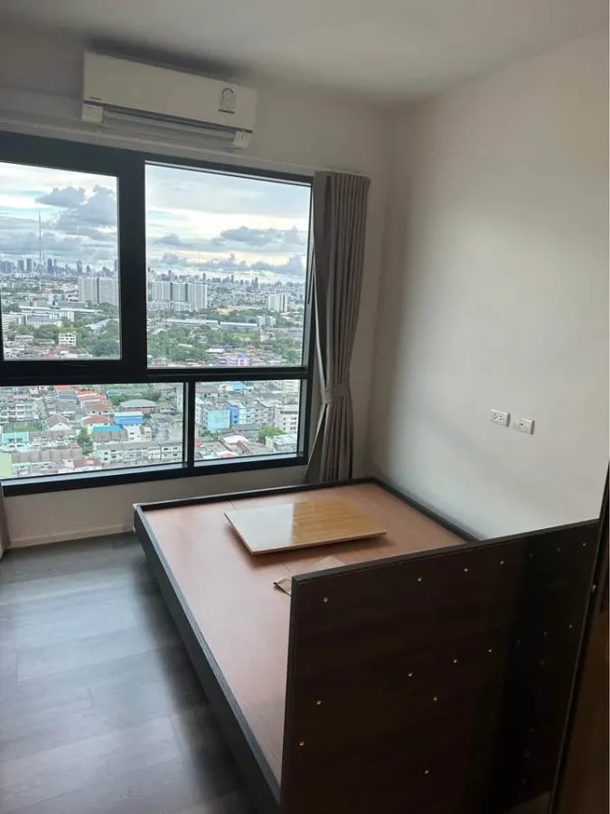 Selling high-floor unit at The Stage Taopoon Interchange. Nice and fully furnished. Book now!