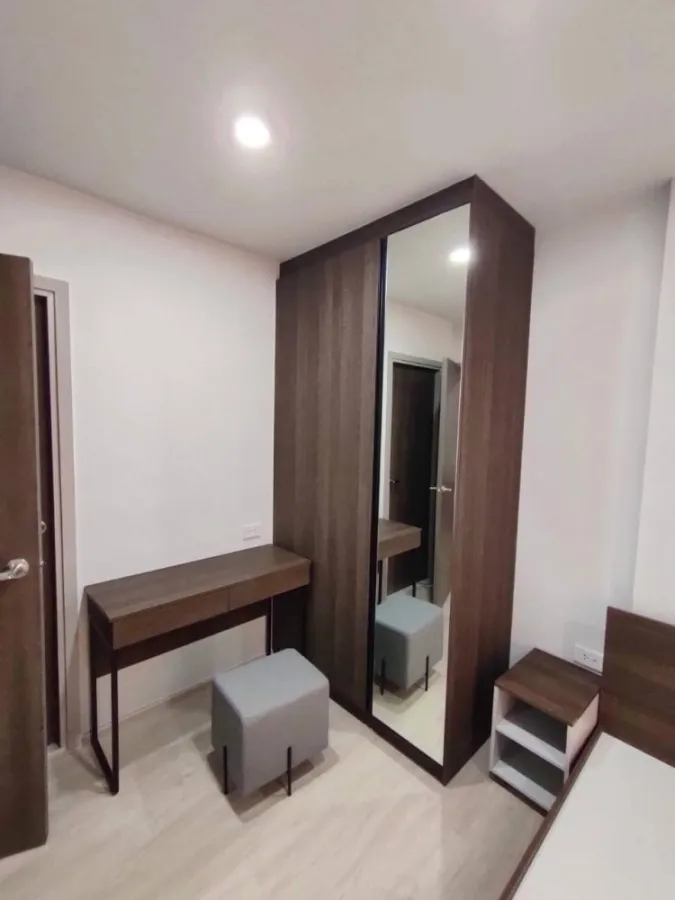 Selling down payment Nue Cross Khu khot Station, white room, easy on the eyes. Plus lots of furniture, complete in one place.