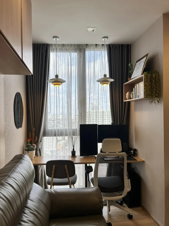 For sale: The Line Phahon-Pradipat, 28th floor, great city view. The room is decorated and ready to move in. With a very comfortable sofa. Reserve now