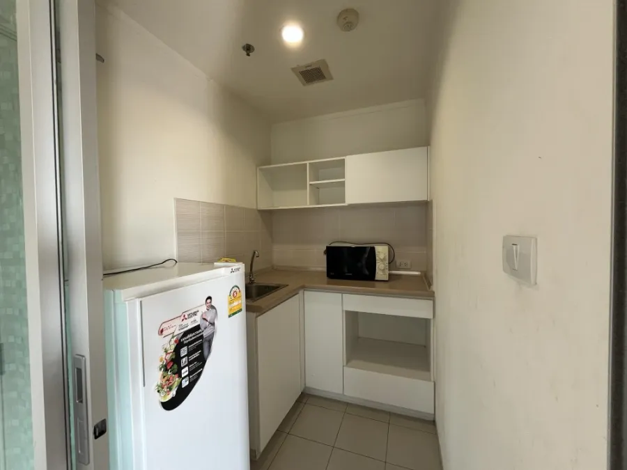 For rent, Lumpini Park Rattanathibet - Ngamwongwan, 5th floor, corner room, fully furnished, livable. If interested, reserve now before you miss out.