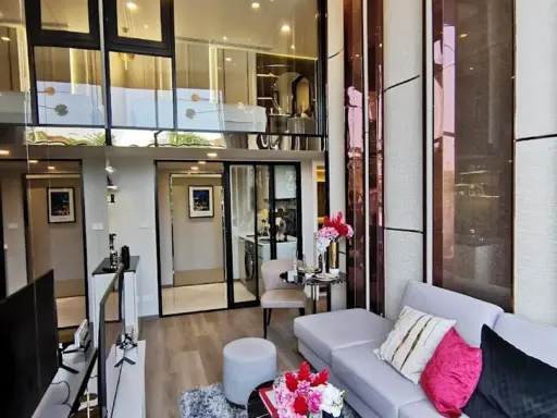 Selling down payment SOHO BANGKOK RATCHADA, DUPLEX room, room view, no buildings blocking it. High ceilings, open and comfortable for the eyes. If int