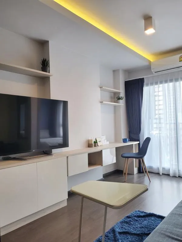 Dressed in white-blue tones, comfortable to the eyes already. Just carry the bag Ready to move in ideo sukhumvit 93