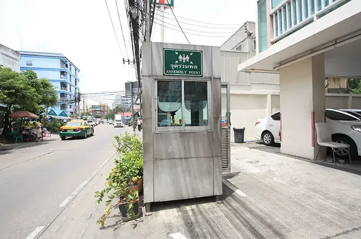 For rent: Pratchaya Place Ratchada-Huai Khwang. The room is ready to move in, great price, complete set of furniture. Can't reserve anymore.