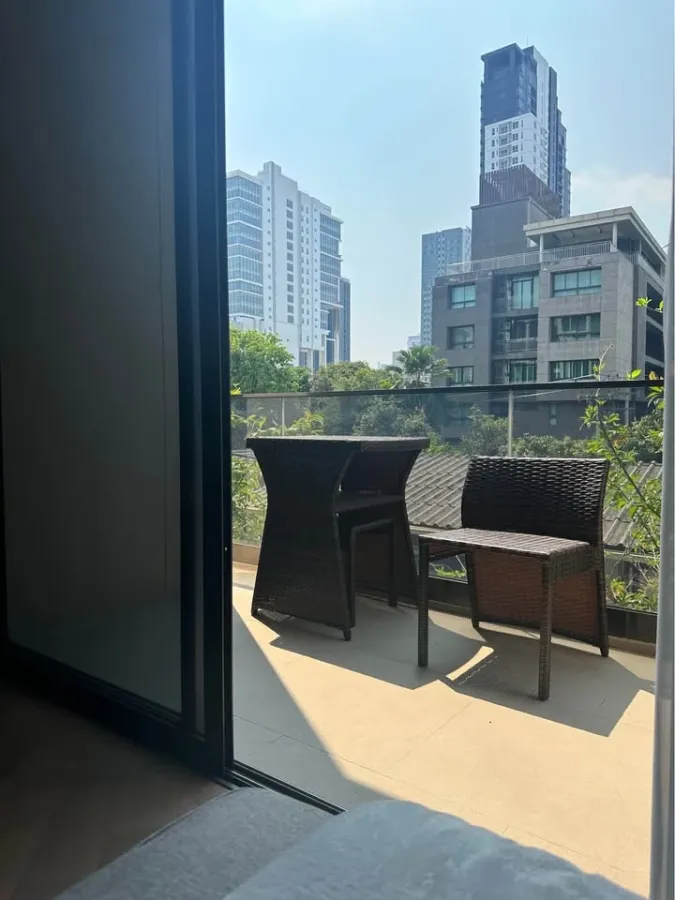 ให้เช่า The Reserve 61 Hideaway ห้องใหญ่มาก พร้อมระเบียงยาวตลอดหน้ากว้างของห้อง ให้บรรยากาศ hideaway แบบรีสอร์ต 5 ดาว ต้องจอง