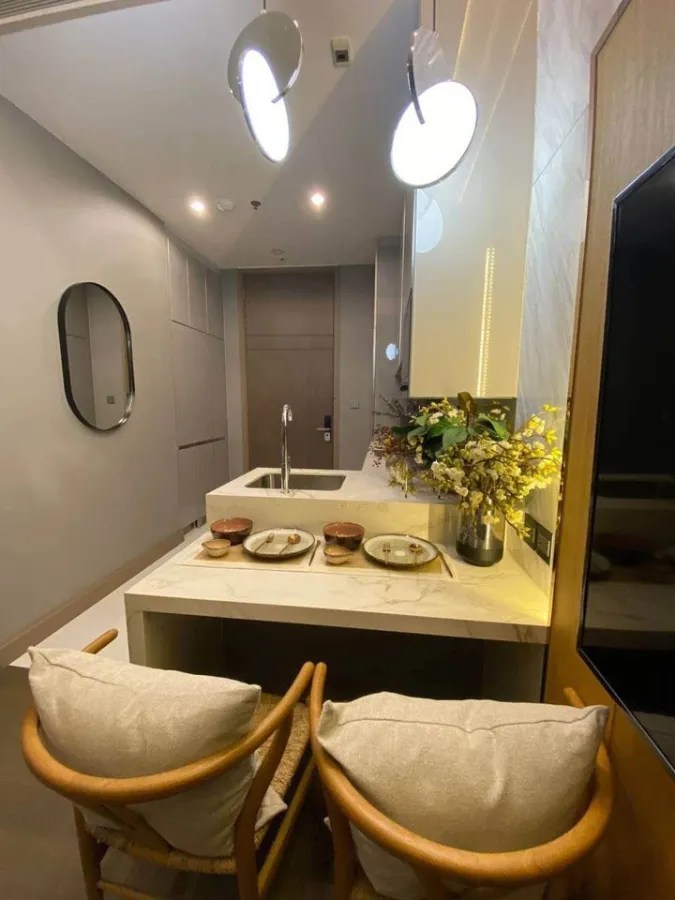 For rent, The Esse at Sigha Complex, very beautiful room, very livable, great built-ins, can't make a reservation like this.