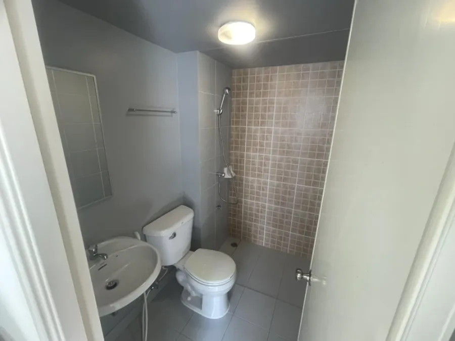 For rent: Lumpini Township Rangsit Klong 1, unfurnished unit, 6th floor. Great location, convenient transportation. Don't miss out!
