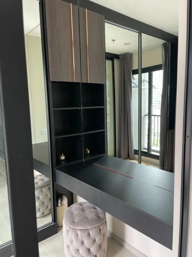 Condo for rent Life Asoke, decorated in black tones, very cool, with good built-in furniture Beautiful like this. Book now.