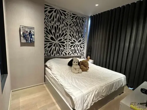 For rent: Ashton Chula-Silom, 22nd floor, great city view, beautifully decorated room, nice to live in, great Buit-In, don't miss it.