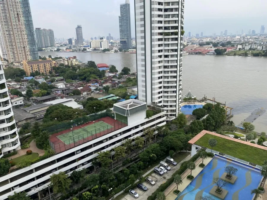 For rent Supalai River Resort Charoen Nakhon, empty room, wide area, balcony, view along the Chao Phraya River.