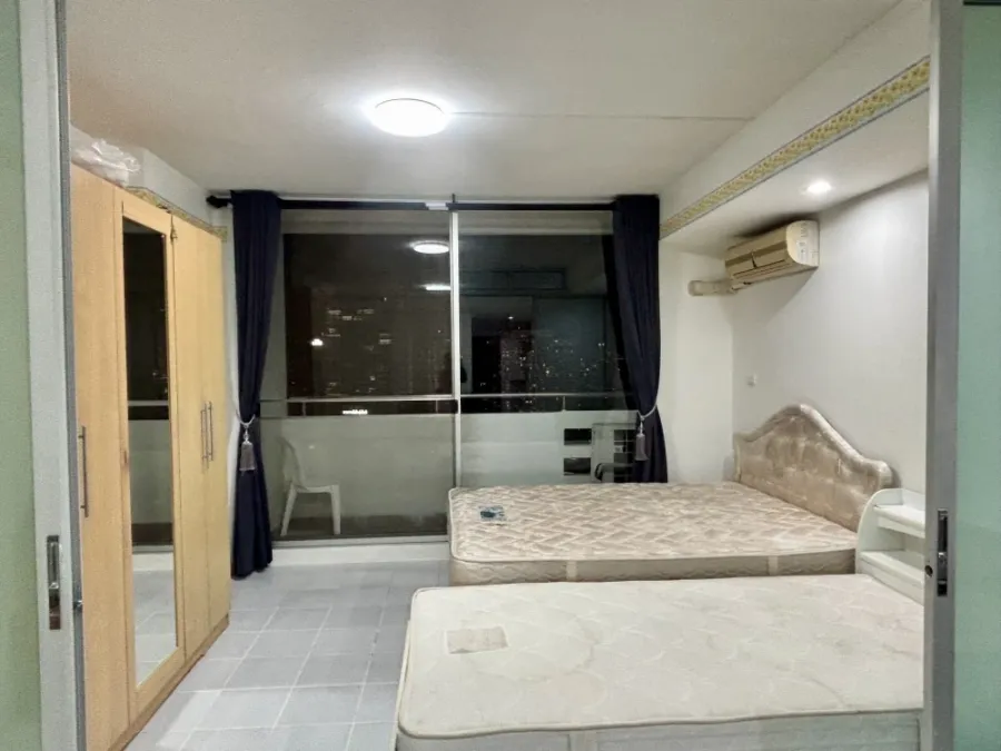 For rent Supalai Park Phahon Yothin 21, room on a very high floor (28th floor), divided into separate rooms, don't miss it.