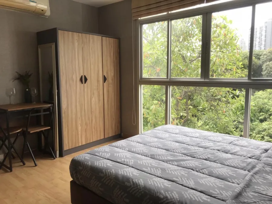 For rent The Links Sukhumvit 50 ห้องกว้างอยู่สบาย ผนังกรุหินอ่อนอย่างดีพร้อมโซฟาหนังตัวใหญ่ ห้ามพลาด