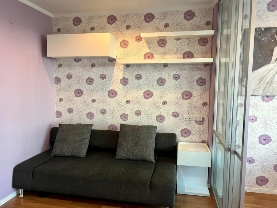 For rent, Lumpini Park Rama 9-Ratchada, 1 bedroom, with colorful wallpaper, very inviting, hurry to book before you miss it.