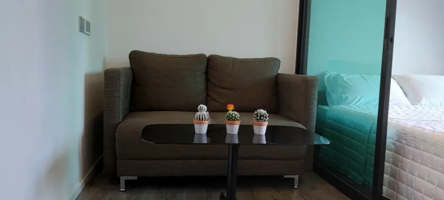 For rent, Brown Condo Ratchada 32, pool view, has a washing machine. Can't miss it