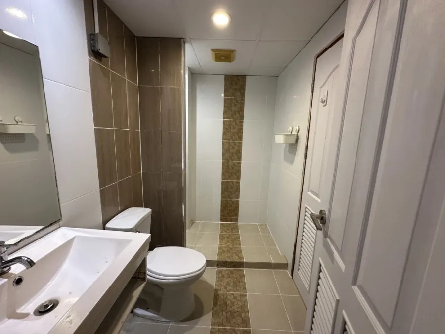 For rent S.V. City Rama 3, very spacious room, not cramped at all, complete with furniture and electrical appliances, ready to move in immediately.