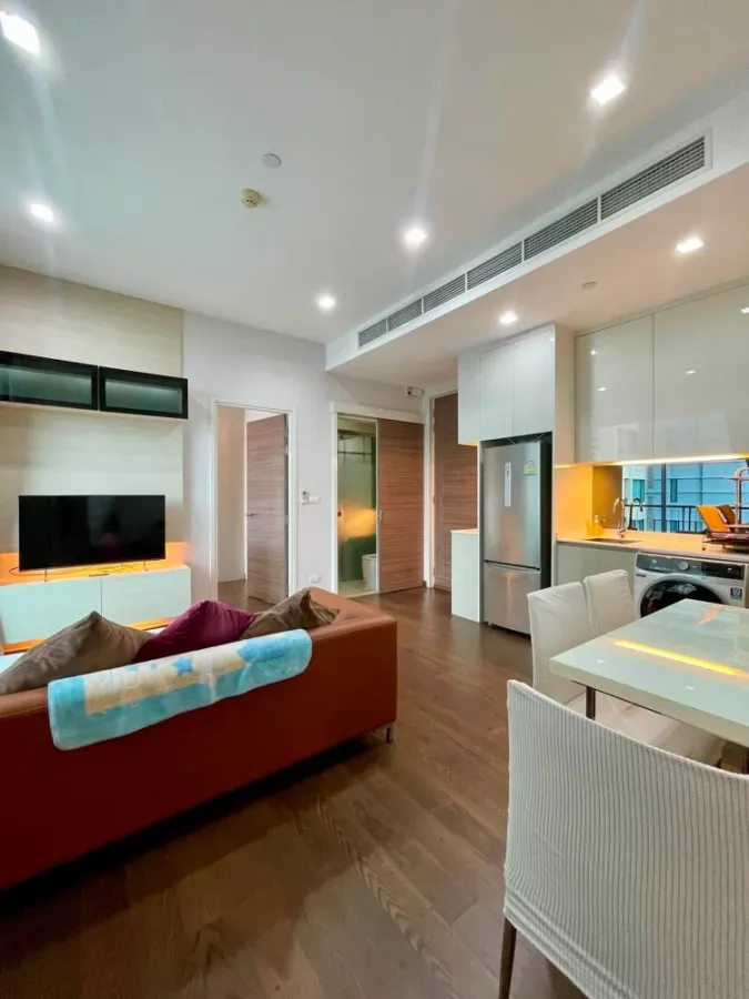 For rent: Q Asoke condo, 48 sq.m. corner unit, 2 bedrooms, 21st floor, south facing with pool view. Convenient and fully furnished.