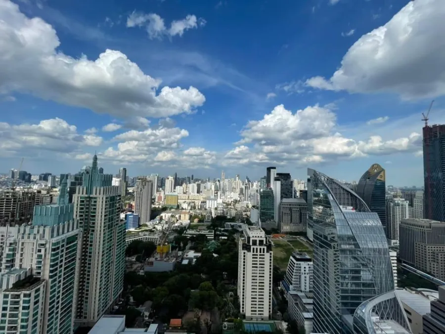 For rent urgently!! Condo 28 Chidlom, High Rise Condo, Super Luxury level, ready to move in. Don't miss it!!