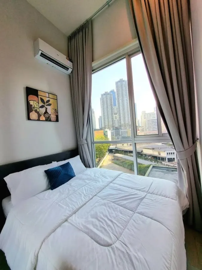 For sale or rent Noble Revolve Ratchada 2, corner room has a lot of privacy, 4 meter high ceiling, doesn't feel cramped. You can reserve it now.