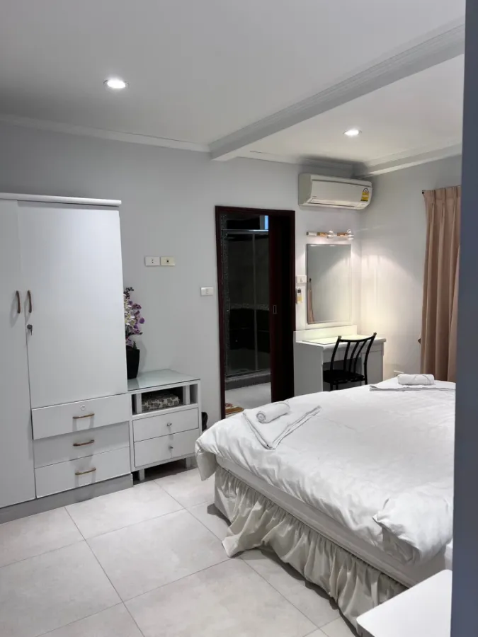 For sale, for rent, Grand View Condo Pattaya (Jomtien), very large room. Beautifully decorated, looks good and stylish, has a sea view. Reserve quickl