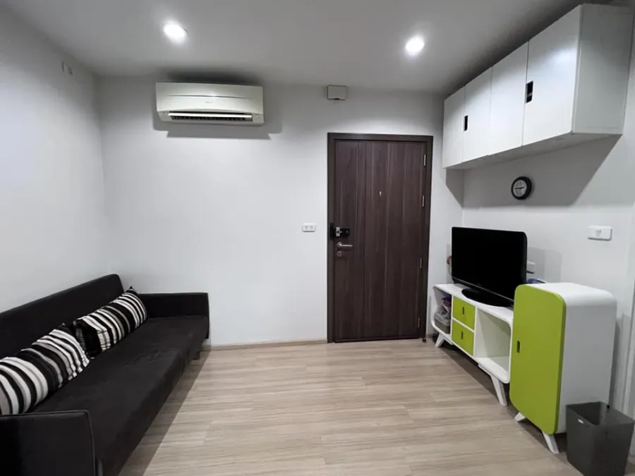 ขายด่วนๆ The Base Cheangwattana ห้องพร้อมอยู่ เฟอร์ เครื่องใช้ไฟฟ้าครบ มาแต่ตัวเข้าอยู่ได้เลย