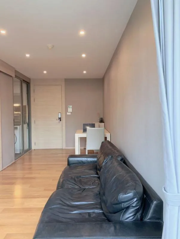 Urgent sale/rent Class Condo Silom, beautiful room, lots of furniture. The location is very attractive for investment, near BTS, easy to travel, hurry and grab it.