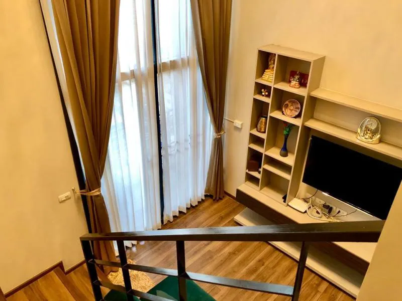 For rent Onyx Phaholyothin, Duplex room, 2 floors, Modern style, with luxurious Chandelier, for only ten thousand.