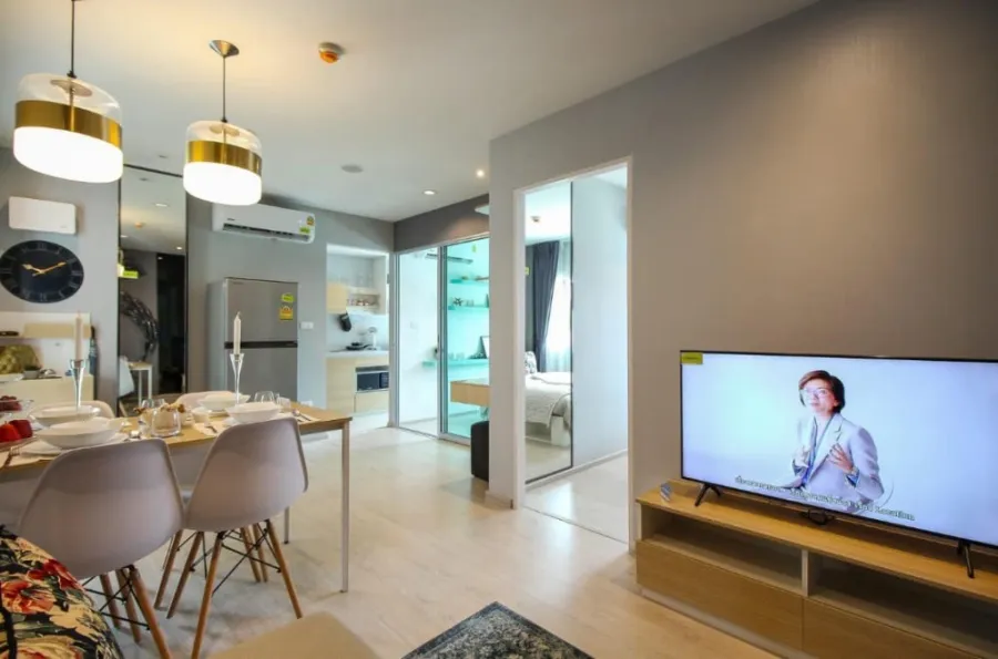 Sale down payment, Senakit, BTS Saphan Mai, corner room, very private, big room, not expensive, hurry up and book now.