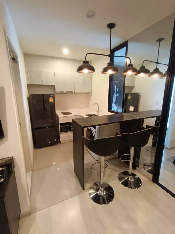 For rent: Life Asoke, 20th floor, beautifully decorated room with built-in Walk-In Closet, very livable. If you don't reserve, you'll regret it.