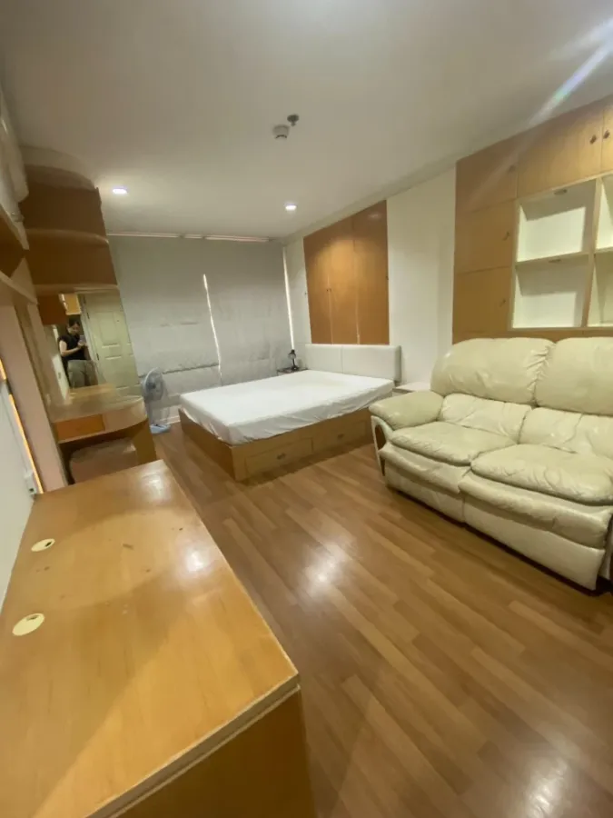 For rent: Lumpini Place Phahol - Saphan Kwai. Ready-to-move-in unit with complete amenities. Spacious and comfortable. Book now!