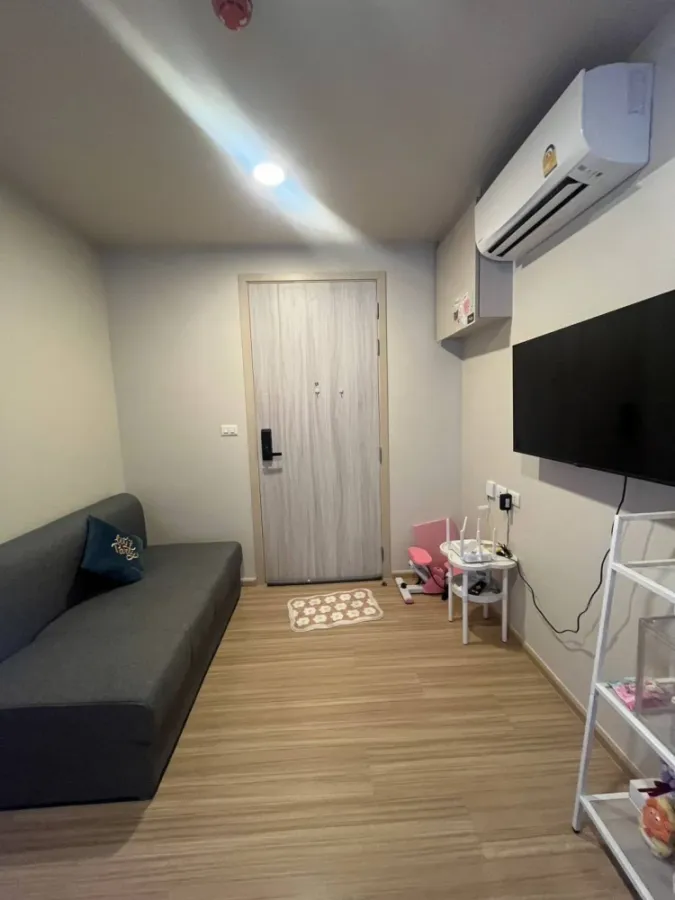 Condo for sale Chewathai Hallmark Lat Phrao-Chokchai 4, rooms separated into proportions. Big sofa, comfortable to sit on. Reserve now.