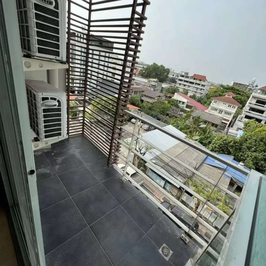 For rent: Tourmaline Gold Sathorn-Taksin, 40 sq.m. unit. Get the feel of a spacious room at this price – excellent value! If you're looking for a unit