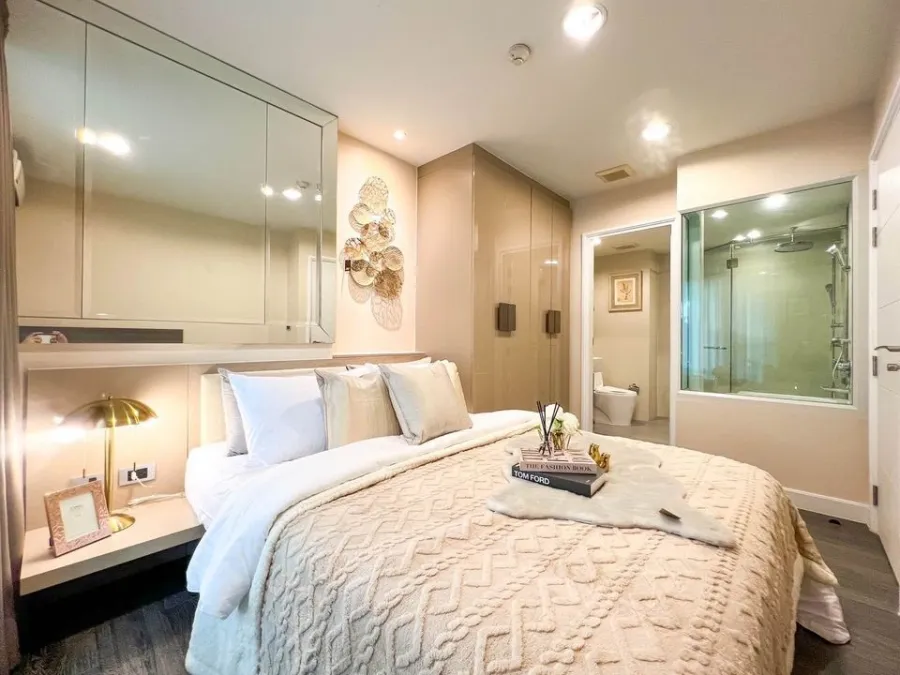 For sale: The Crest Sukhumvit 49, a luxurious Buit-In decorated room, very beautiful and livable. Good furniture, don't miss it.