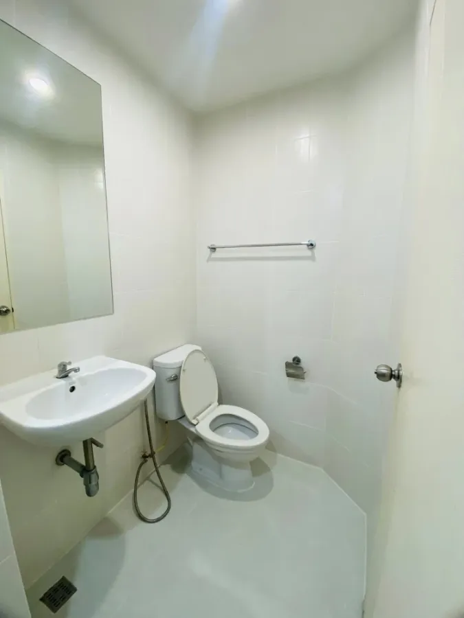 For sale: V Condo Ladkrabang, corner room with privacy, stylishly decorated, fully furnished, just bring your bags and move in.