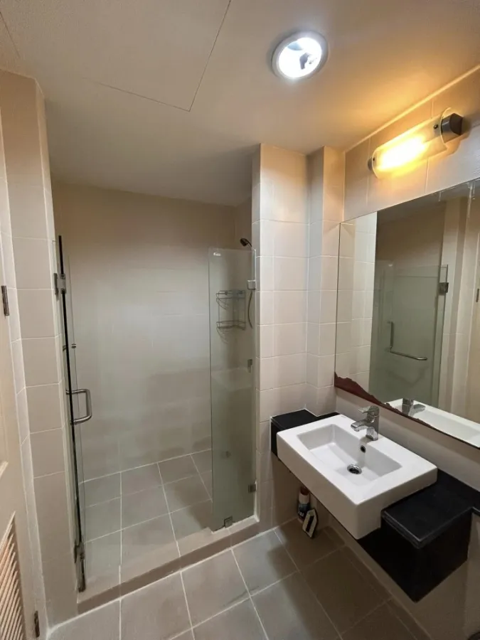 Condo for sale Chewathai Ratchaprarop, 24th floor, Baiyoke building view, plenty of usable space. Don't miss out on owning one.