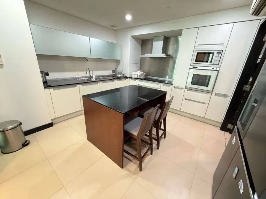For rent: The Park Chidlom, 4th floor. Spacious and comfortable unit, fully furnished. Book now! (Quickly!)