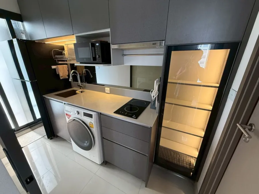 For rent: The Privacy Jatujak, corner unit with natural light from two sides, fully furnished and ready to move in.