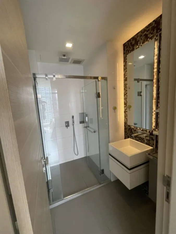 Sale The Room Sathorn ตกแต่งด้วยเฟอร์นิเจอร์อย่างดี มาพร้อมขนาดที่กว้างขวางสุดๆ มาแต่ตัวเข้าอยู่เลย