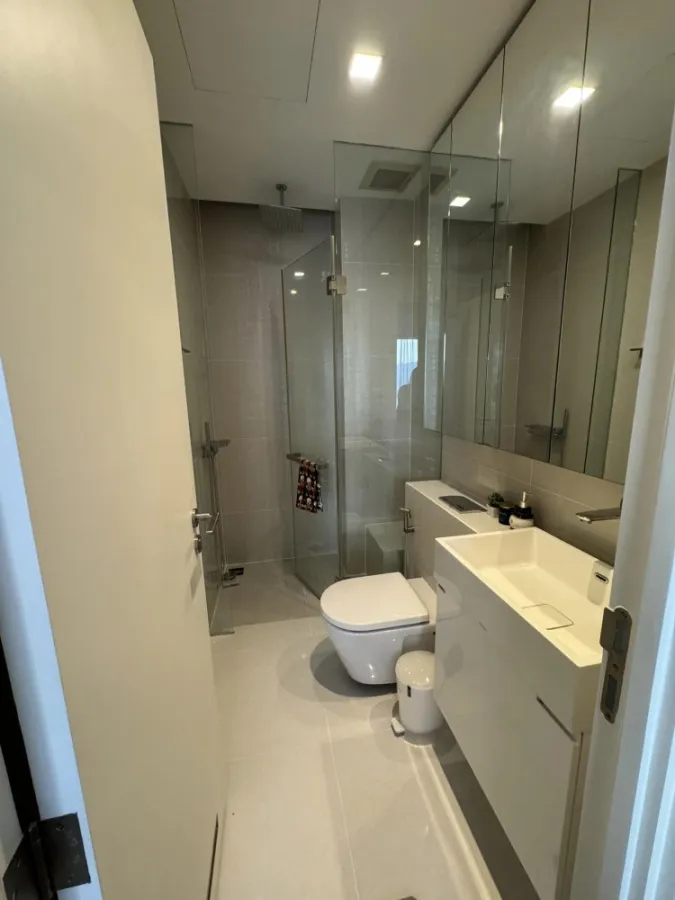 For rent: The Saint Residences, high floor, great city view. The room is ready to move in. Just come and move in.