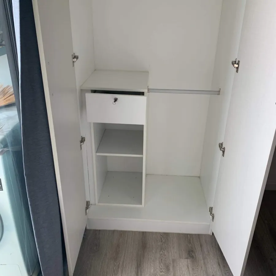 For rent, Pause ID, 5th floor, corner room, very private. There's also a washing machine. Low price. Don't miss it.